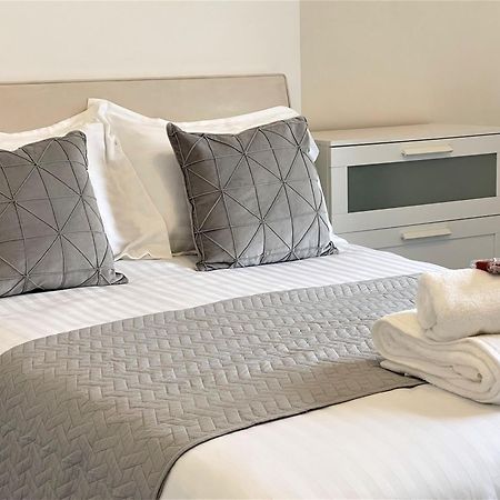 Robinhuts - 3 Bed Accommodation -Perfect For Contractors, Families & Students キングストン・アポン・ハル エクステリア 写真