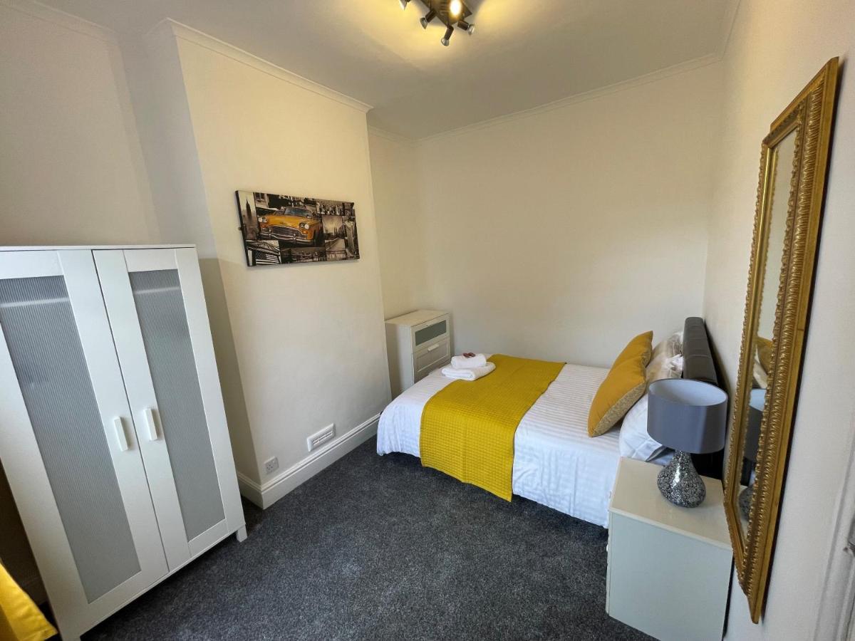 Robinhuts - 3 Bed Accommodation -Perfect For Contractors, Families & Students キングストン・アポン・ハル エクステリア 写真
