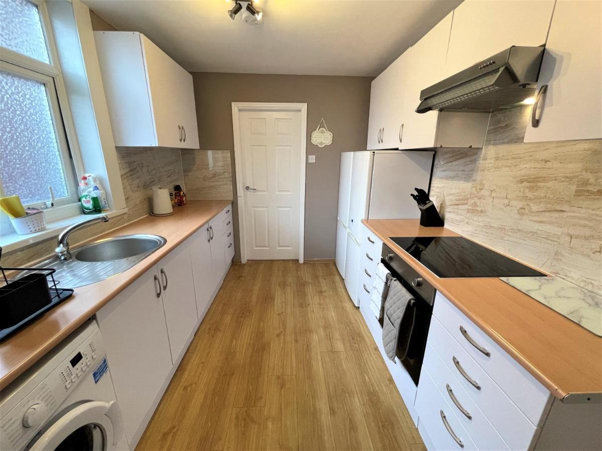 Robinhuts - 3 Bed Accommodation -Perfect For Contractors, Families & Students キングストン・アポン・ハル エクステリア 写真