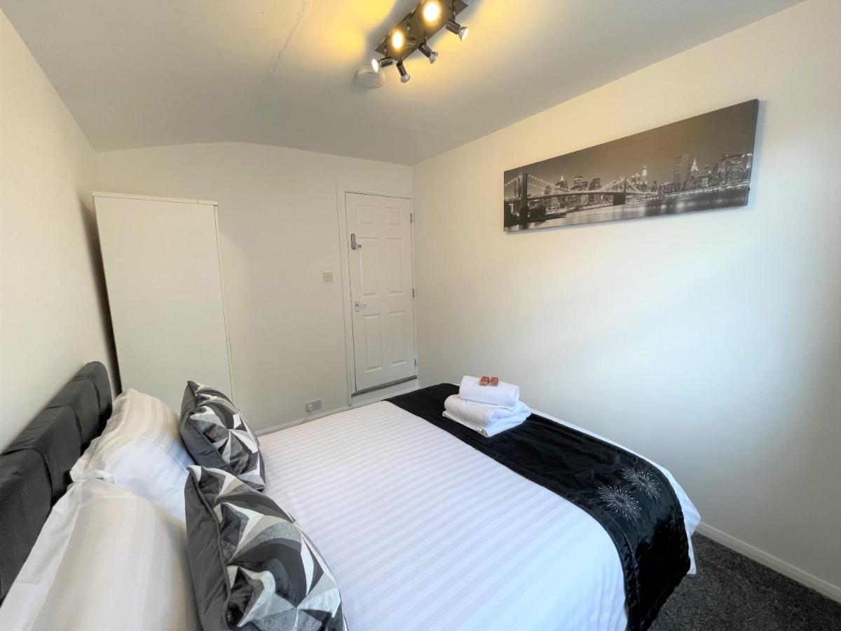 Robinhuts - 3 Bed Accommodation -Perfect For Contractors, Families & Students キングストン・アポン・ハル エクステリア 写真