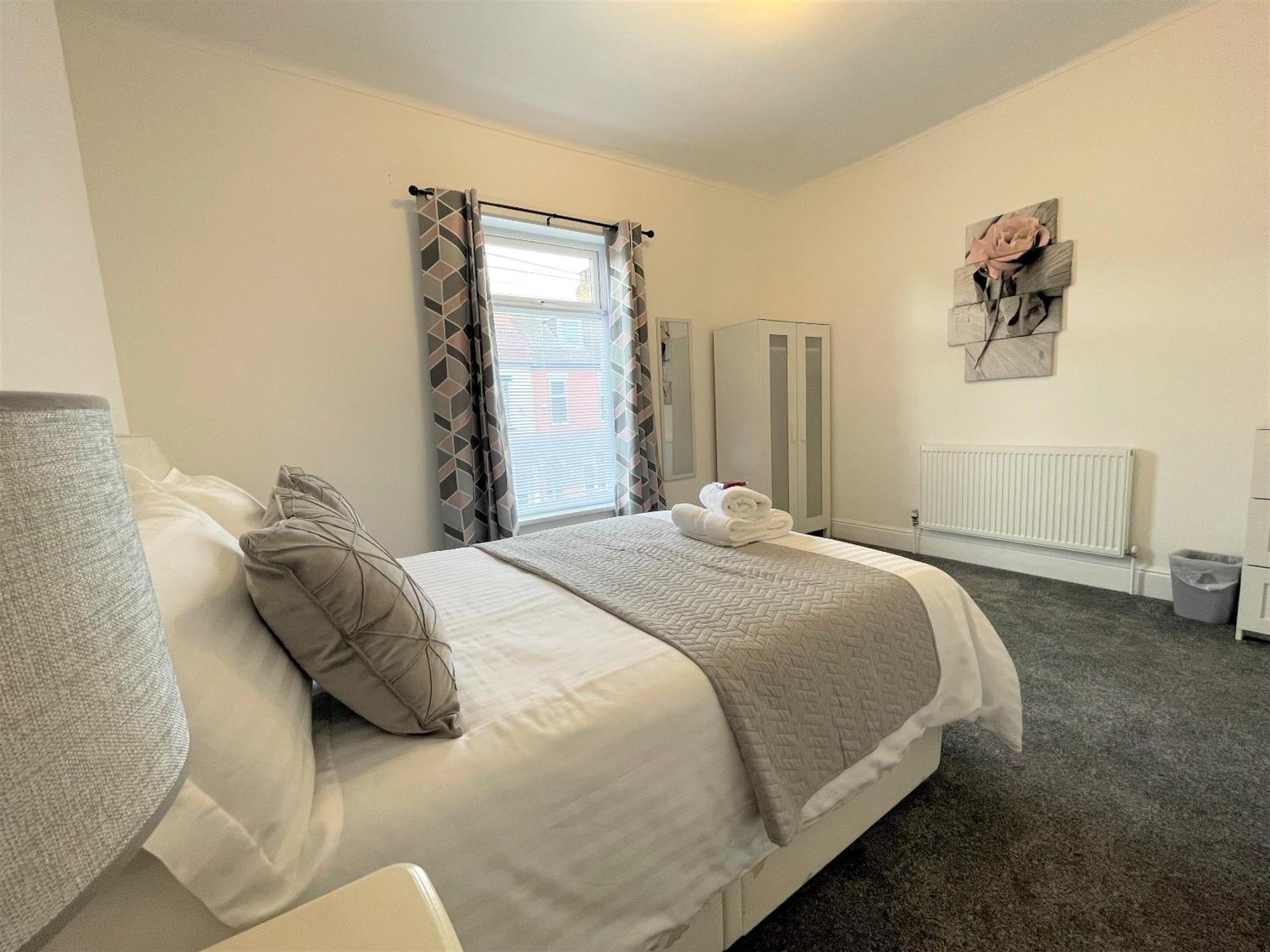 Robinhuts - 3 Bed Accommodation -Perfect For Contractors, Families & Students キングストン・アポン・ハル エクステリア 写真